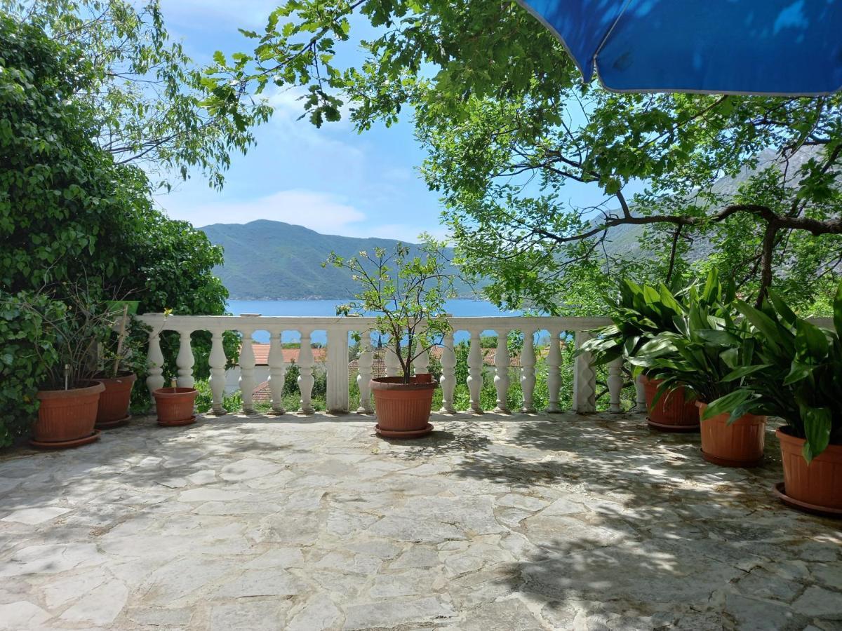 Sea View Hotel Risan Kültér fotó