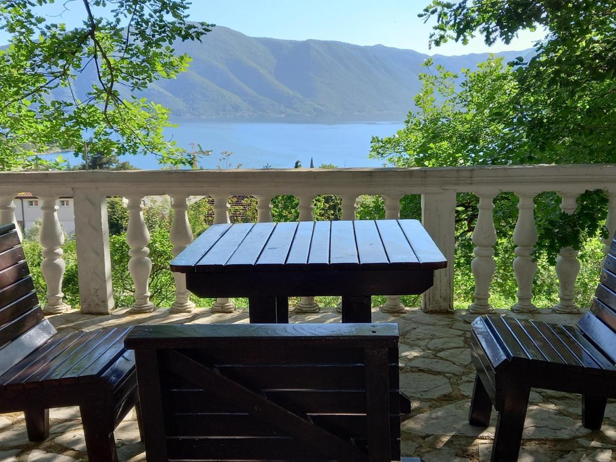 Sea View Hotel Risan Kültér fotó