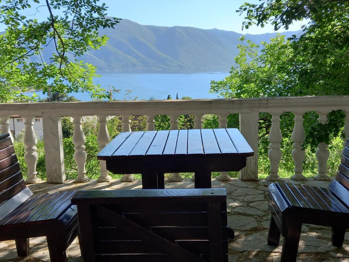 Sea View Hotel Risan Kültér fotó